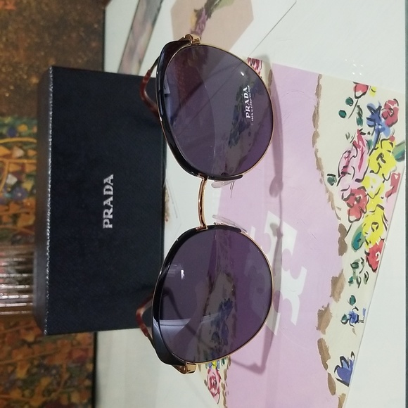 Prada Women's Sunglasses New in Box! - Picture 2 of 6